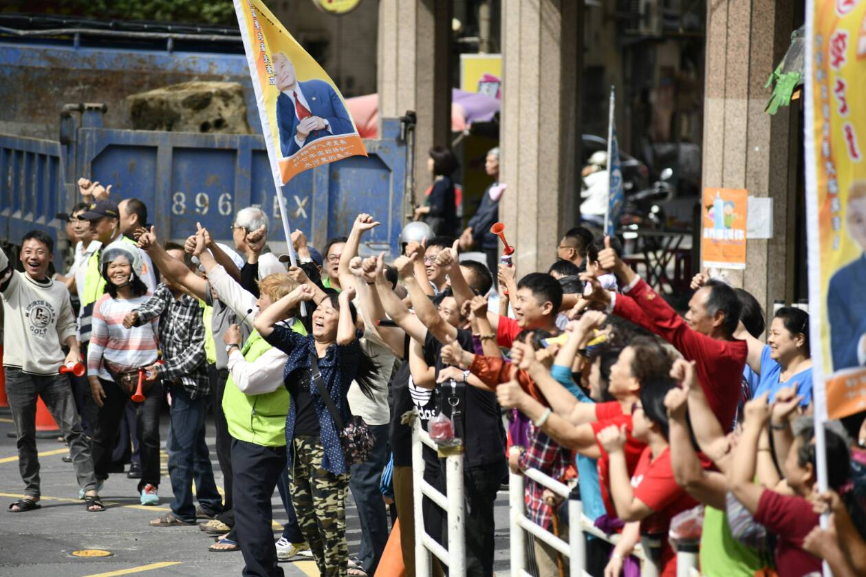 兩人掃街畫面。 圖:蘇貞昌辦公室/提供 兩人掃街畫面。 圖:蘇貞昌辦公室/提供