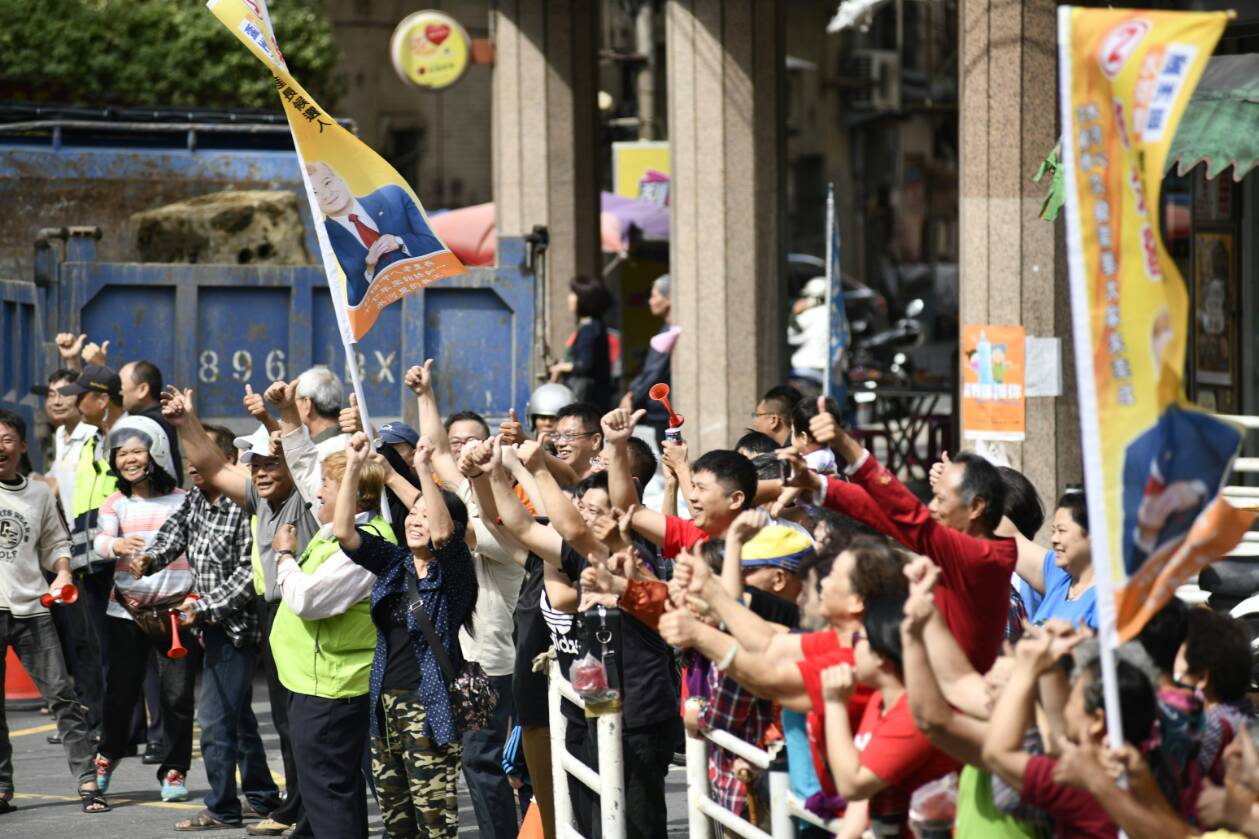 兩人掃街畫面。 圖:蘇貞昌辦公室/提供 兩人掃街畫面。 圖:蘇貞昌辦公室/提供