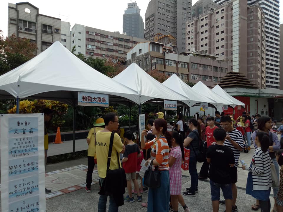 高雄市前鎮小港市議員候選人許乃文為彌補親情,昨(10)日邀來蘋果劇團演出經典親子劇《龍宮奇緣》。 高雄市前鎮小港市議員候選人許乃文為彌補親情,昨(10)日邀來蘋果劇團演出經典親子劇《龍宮奇緣》。