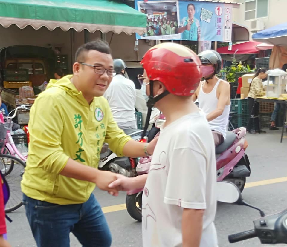高雄市前鎮小港市議員候選人許乃文為彌補親情,昨(10)日邀來蘋果劇團演出經典親子劇《龍宮奇緣》。 高雄市前鎮小港市議員候選人許乃文為彌補親情,昨(10)日邀來蘋果劇團演出經典親子劇《龍宮奇緣》。