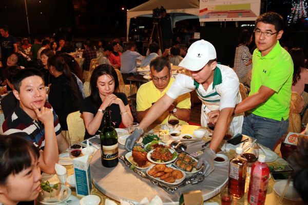 台南市政府2018台南美食節活動10日在安平遊憩碼頭進行「總舖師辦桌」,民進黨台南市長候選人黃偉哲也出席盛宴。 圖:黃博郎攝 台南市政府2018台南美食節活動10日在安平遊憩碼頭進行「總舖師辦桌」,民進黨台南市長候選人黃偉哲也出席盛宴。 圖:黃博郎攝