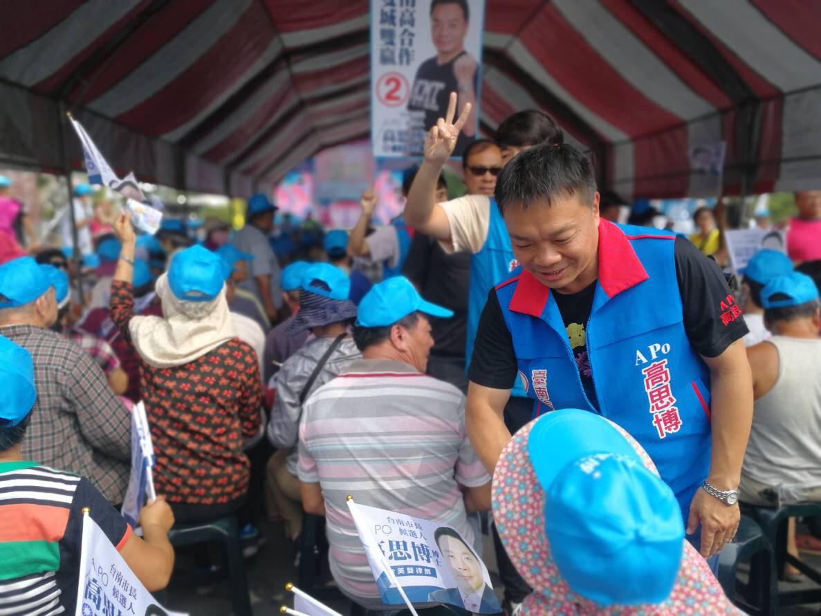 麻豆第五市場自救會舉辦高思博市長後援會成立大會,由市五受災戶阿美姊授旗及致贈西瓜給國民黨台南市長候選人高思博。 圖:黃博郎攝 麻豆第五市場自救會舉辦高思博市長後援會成立大會,由市五受災戶阿美姊授旗及致贈西瓜給國民黨台南市長候選人高思博。 圖:黃博郎攝