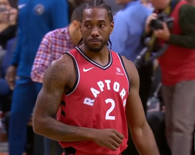 暴龍今(11)日主場迎戰尼克,儘管當家球星Kawhi Leonard失常只拿到12分,最終仍靠著團隊作戰,以128:112獲勝。 圖:翻攝自Youtube 暴龍今(11)日主場迎戰尼克,儘管當家球星Kawhi Leonard失常只拿到12分,最終仍靠著團隊作戰,以128:112獲勝。 圖:翻攝自Youtube