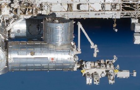 日本宇宙航空研究開發機構(JAXA)9月發射的回收囊,在國際太空站放入實驗物質後,今天成功穿越地球大氣層落入目標海域,是日本首度從國際太空站帶回物質。 圖 : 翻攝自iss.jaxa.com 日本宇宙航空研究開發機構(JAXA)9月發射的回收囊,在國際太空站放入實驗物質後,今天成功穿越地球大氣層落入目標海域,是日本首度從國際太空站帶回物質。 圖 : 翻攝自iss.jaxa.com