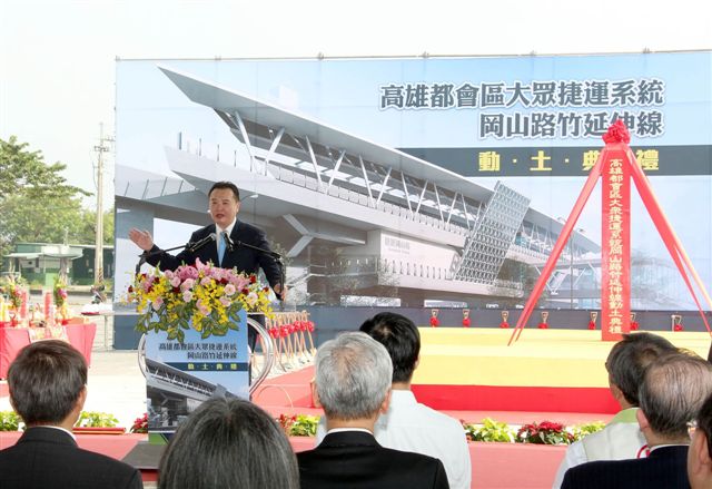 高雄代理市長許立明強調,延伸線是時任市長、現任總統府秘書長陳菊所爭取的,由總統蔡英文拍板定案。 圖:高雄市政府/提供 高雄代理市長許立明強調,延伸線是時任市長、現任總統府秘書長陳菊所爭取的,由總統蔡英文拍板定案。 圖:高雄市政府/提供