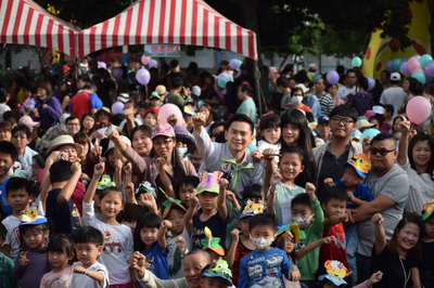 民進黨新竹縣長參選人鄭朝方(中灰色背心者)11日下午在新豐鄉舉辦「童趣方城市–新豐場」,找來知名電視台的哥哥、姊姊到場,吸引上千民眾到場同樂,搶攻年輕選票。 圖:中央社 民進黨新竹縣長參選人鄭朝方(中灰色背心者)11日下午在新豐鄉舉辦「童趣方城市–新豐場」,找來知名電視台的哥哥、姊姊到場,吸引上千民眾到場同樂,搶攻年輕選票。 圖:中央社