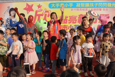 民國黨新竹縣長參選人徐欣瑩(後中)11日在頭前溪畔草地舉辦「欣星點亮新竹縣」城市小英雄嘉年華活動, 同時也在臉書公布教育政見影片,盼為新竹縣的孩子打造更優的教育環境。 圖:中央社(徐欣瑩競選總部/提供) 民國黨新竹縣長參選人徐欣瑩(後中)11日在頭前溪畔草地舉辦「欣星點亮新竹縣」城市小英雄嘉年華活動, 同時也在臉書公布教育政見影片,盼為新竹縣的孩子打造更優的教育環境。 圖:中央社(徐欣瑩競選總部/提供)