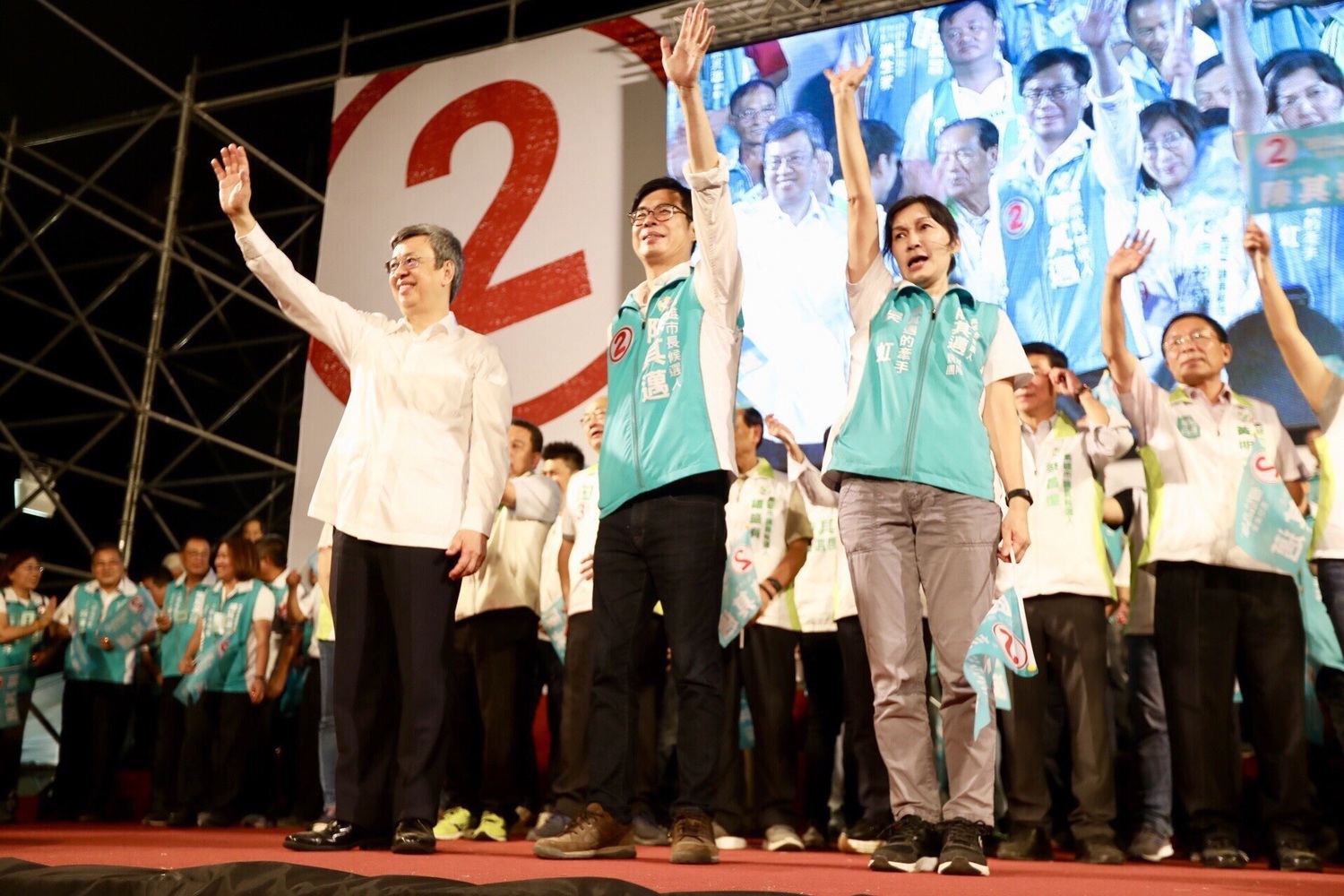 副總統陳健仁與陳其邁上台受支持者歡呼! 圖/陳其邁選辦 副總統陳健仁與陳其邁上台受支持者歡呼! 圖/陳其邁選辦