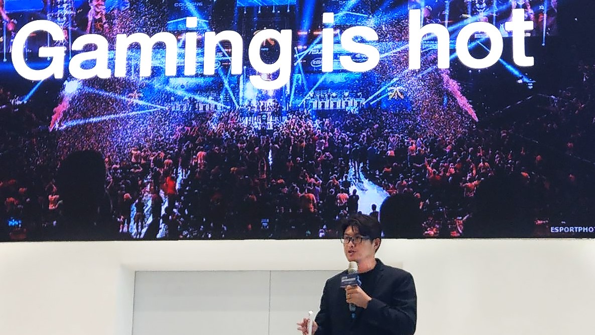HTC台灣區總經理陳柏諭表示:「HTC自2015年發表全球首款可走動式的Room-scale VR-VIVE以來,為全球虛擬實境產業帶來革命性的發展,也引領全球各大科技品牌及內容開發商一同邁入全新紀元。」 HTC台灣區總經理陳柏諭表示:「HTC自2015年發表全球首款可走動式的Room-scale VR-VIVE以來,為全球虛擬實境產業帶來革命性的發展,也引領全球各大科技品牌及內容開發商一同邁入全新紀元。」