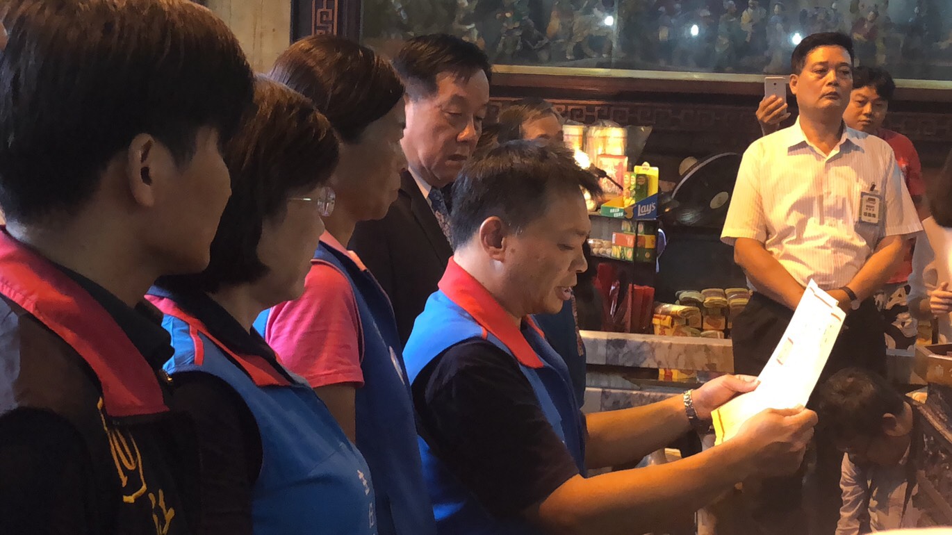 高思博提出「到廟宇夜遊」的點子,認為廟裡有不少祭典活動是在夜間舉行,他當上市長之後,將會加強廟宇燈光,規劃廟宇夜遊成為新興旅遊路線。 圖:黃博郎/攝 高思博提出「到廟宇夜遊」的點子,認為廟裡有不少祭典活動是在夜間舉行,他當上市長之後,將會加強廟宇燈光,規劃廟宇夜遊成為新興旅遊路線。 圖:黃博郎/攝