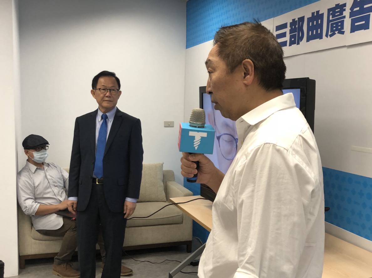 丁守中競選團隊文宣組召集人唐湘龍上午記者會上調侃丁守中,「要一個人承認自己無趣是非常困難的事情」,丁守中則笑回,「我是很無趣」,並強調他不會搞怪搞笑,但是他能把事情搞定搞好、扎實做事。 圖:丁守中辦公室提供 丁守中競選團隊文宣組召集人唐湘龍上午記者會上調侃丁守中,「要一個人承認自己無趣是非常困難的事情」,丁守中則笑回,「我是很無趣」,並強調他不會搞怪搞笑,但是他能把事情搞定搞好、扎實做事。 圖:丁守中辦公室提供