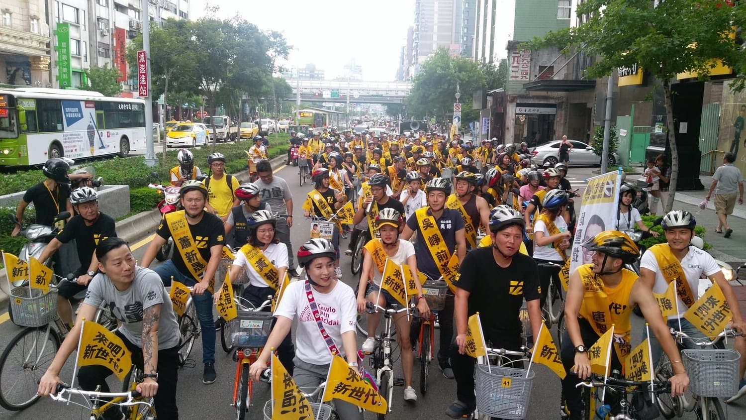 41位縣市議員候選人日前與時力立委一同從台北市議會舊址前往台北市議會。 圖:陳佩君/攝 41位縣市議員候選人日前與時力立委一同從台北市議會舊址前往台北市議會。 圖:陳佩君/攝