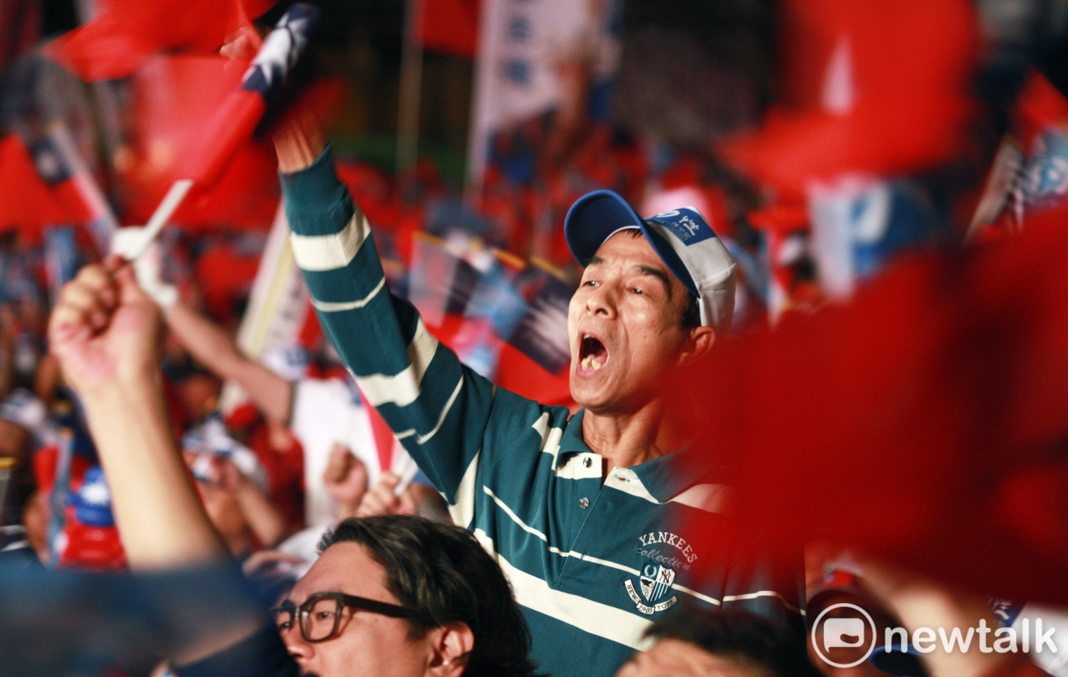 韓國瑜去年9合1選舉時帶領民眾合唱「夜襲」。圖：林昀真／攝