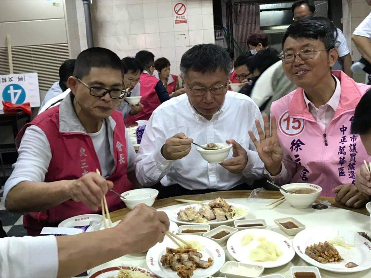 台北市長柯文哲今(13)日上午與無黨議員候選人徐立信赴剝皮寮附近的周記肉粥店用餐。 圖:周煊惠/攝 台北市長柯文哲今(13)日上午與無黨議員候選人徐立信赴剝皮寮附近的周記肉粥店用餐。 圖:周煊惠/攝