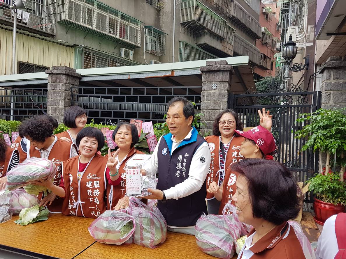 國民黨新北市議員周勝考,今天舉辦捐發票換高麗菜。 圖:周勝考/提供 國民黨新北市議員周勝考,今天舉辦捐發票換高麗菜。 圖:周勝考/提供