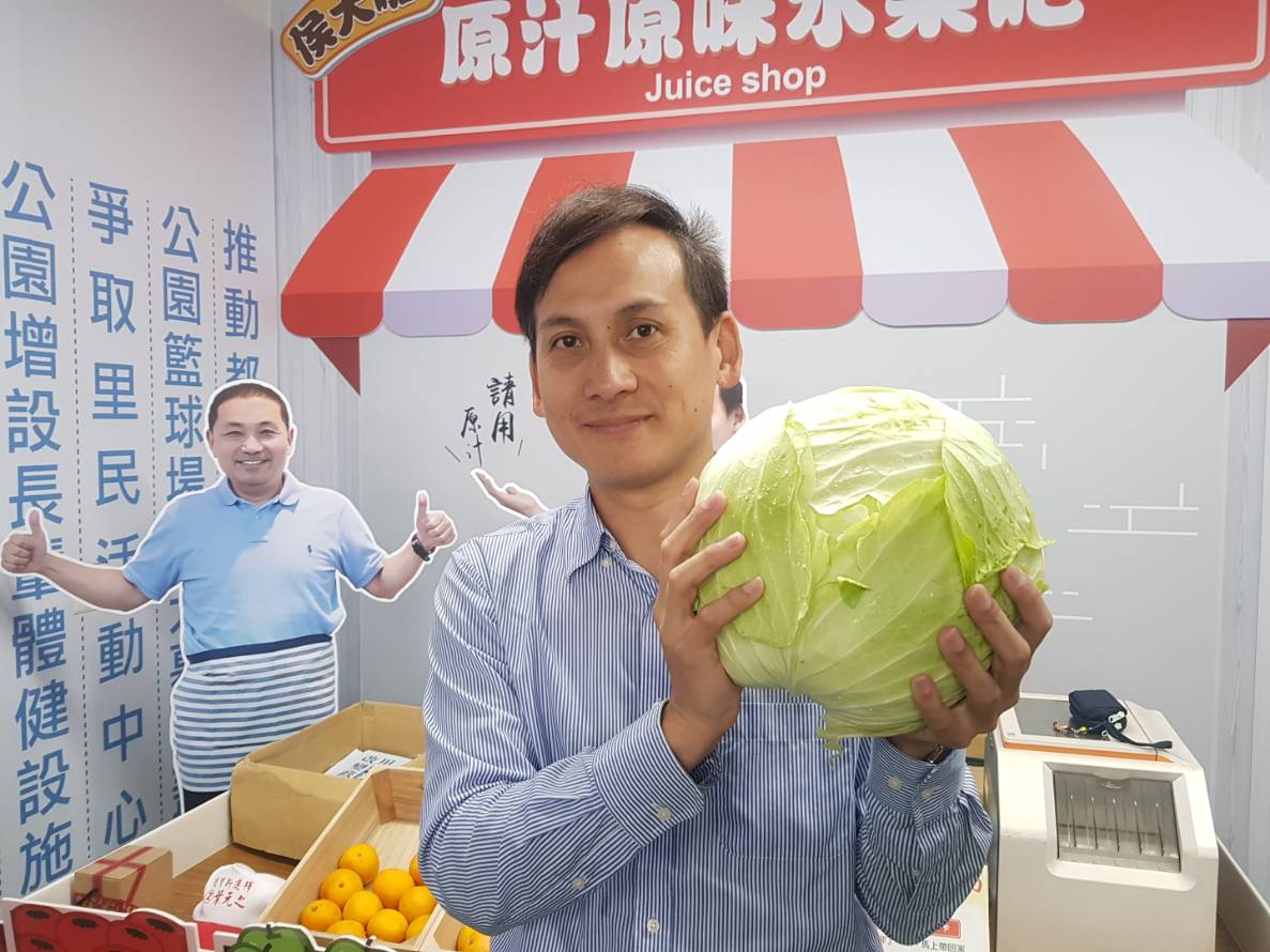 國民黨新北市議員候選人葉元之,以3顆50元義賣高麗菜。 圖:葉元之/提供 國民黨新北市議員候選人葉元之,以3顆50元義賣高麗菜。 圖:葉元之/提供