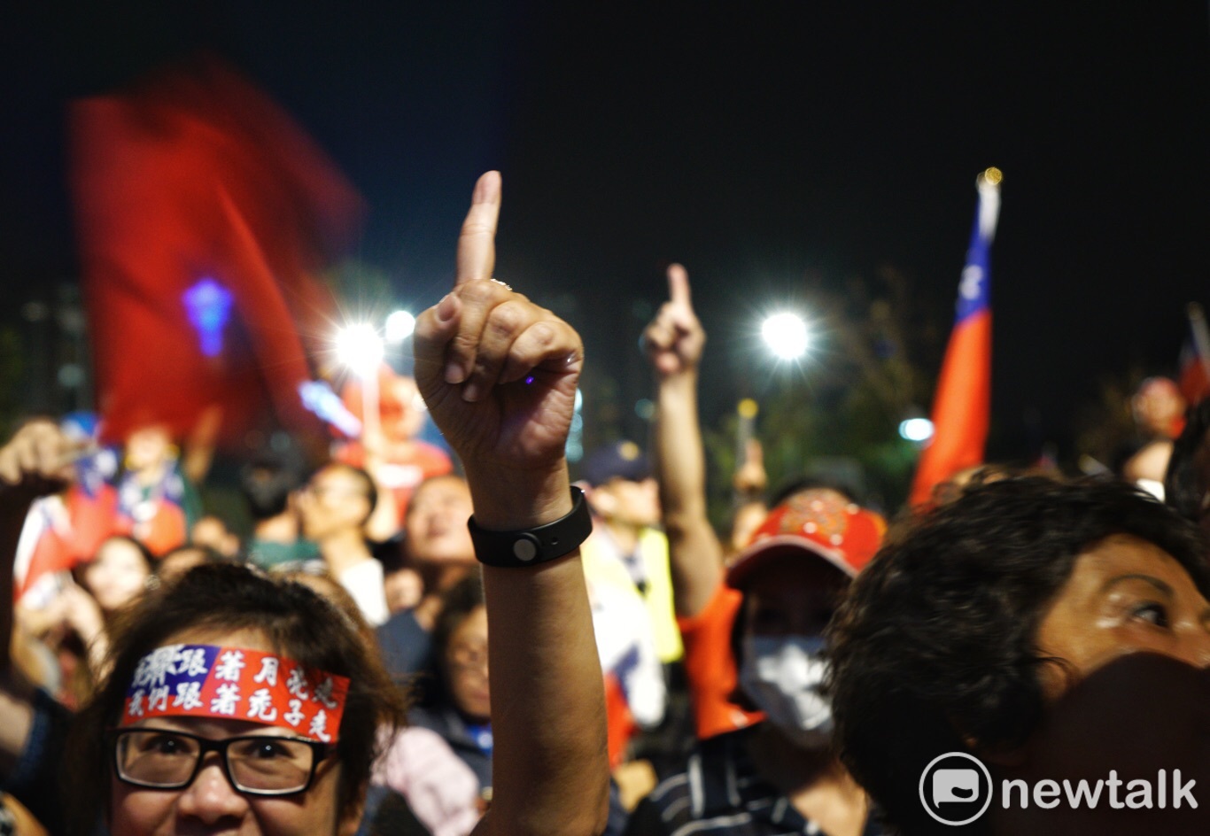 支持者舉起「1」字手勢表示支持韓國瑜。 圖:張良一/攝 支持者舉起「1」字手勢表示支持韓國瑜。 圖:張良一/攝