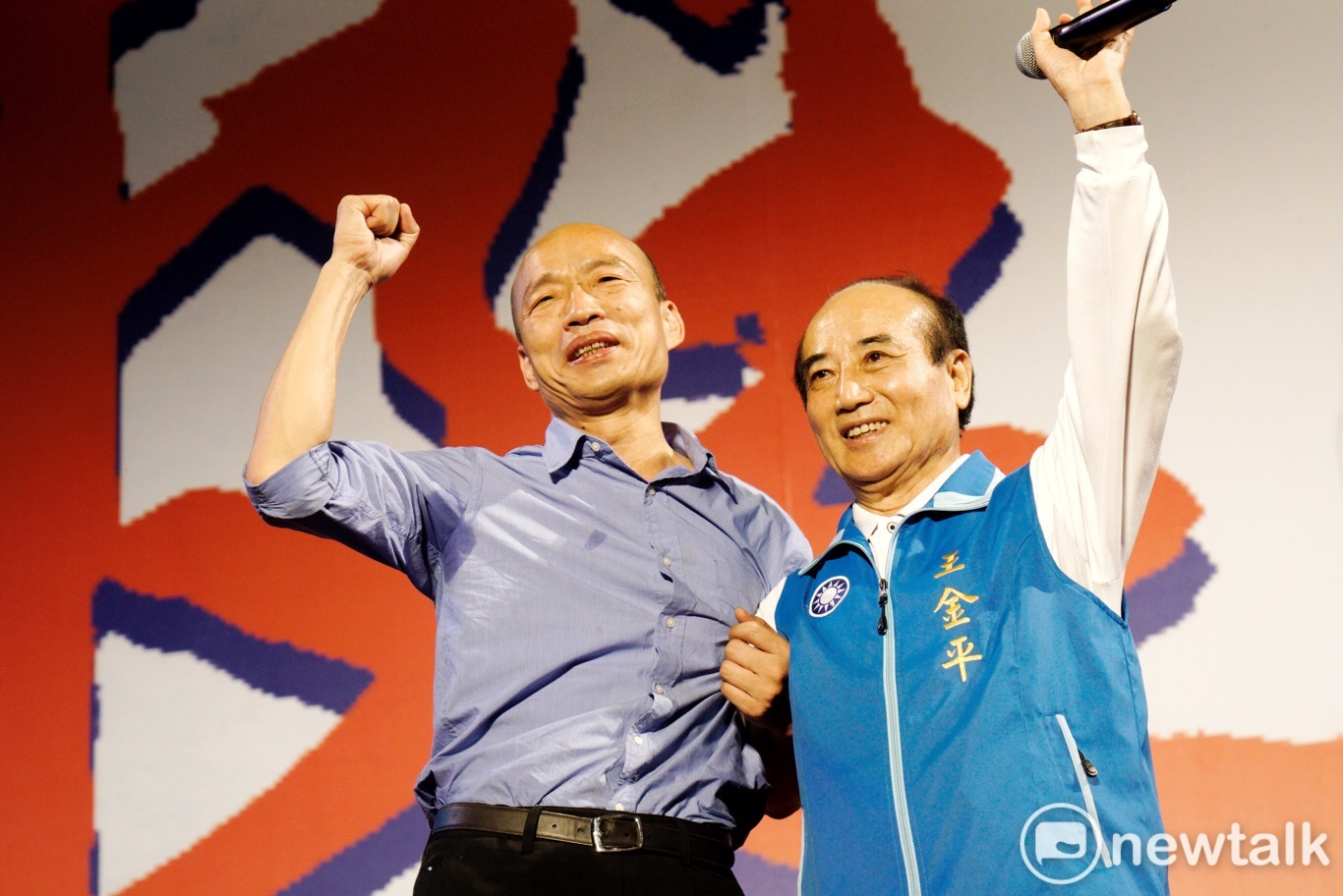前立法院長王金平與韓國瑜站在大會舞台造勢。 圖:張良一/攝 前立法院長王金平與韓國瑜站在大會舞台造勢。 圖:張良一/攝