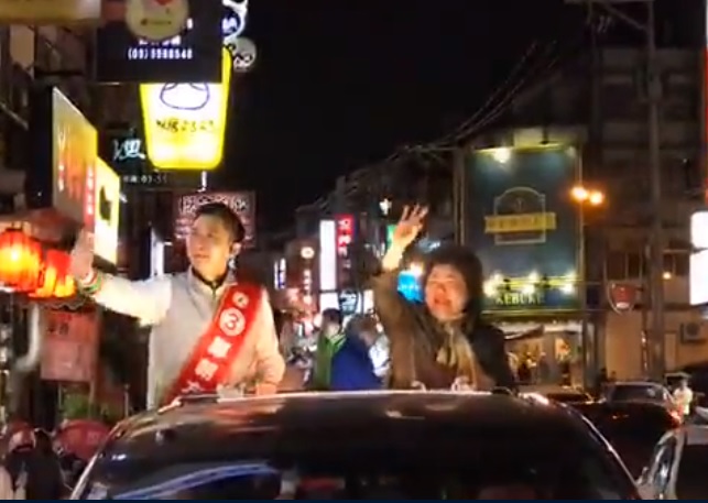 民進黨新竹縣長候選人鄭朝方在總統府秘書長陳菊陪同下,在竹北市掃街拜票。 圖:翻攝鄭朝方臉書 民進黨新竹縣長候選人鄭朝方在總統府秘書長陳菊陪同下,在竹北市掃街拜票。 圖:翻攝鄭朝方臉書