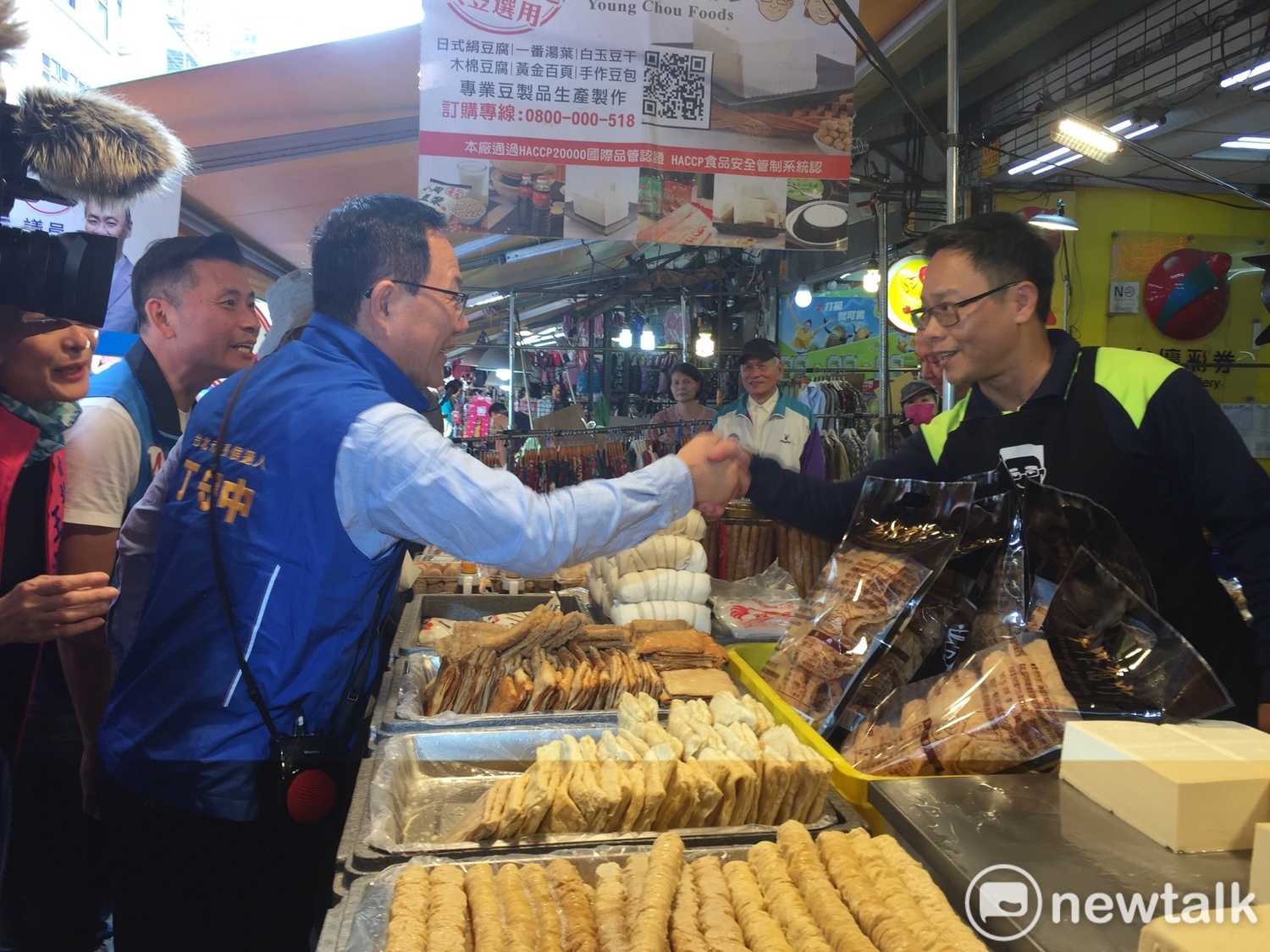 國民黨候選人丁守中今(15)早到吳興市場掃街。 圖:趙婉淳/攝 國民黨候選人丁守中今(15)早到吳興市場掃街。 圖:趙婉淳/攝