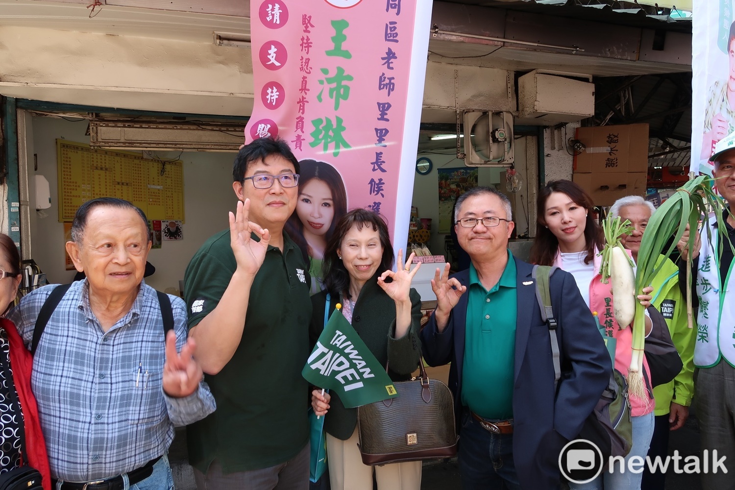 姚文智15日與太太潘瓊琪一起到重慶北路三段的大龍市場拜票。 圖:林朝億/攝 姚文智15日與太太潘瓊琪一起到重慶北路三段的大龍市場拜票。 圖:林朝億/攝