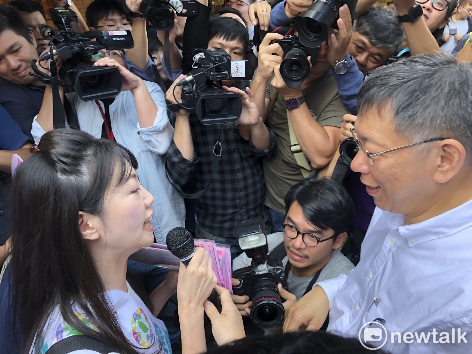 台北市長柯文哲(右)與民進黨議員高嘉瑜(左)。 圖 : 新頭殼資料照 台北市長柯文哲(右)與民進黨議員高嘉瑜(左)。 圖 : 新頭殼資料照