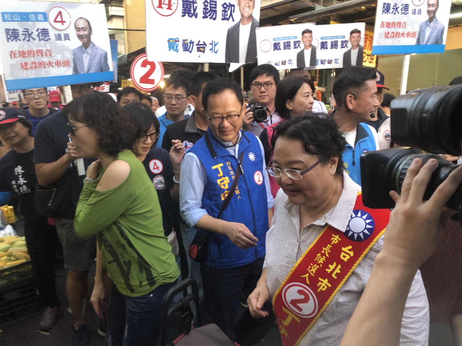 丁守中與溫子苓下午到永春市場掃街拜票。 圖:丁守中辦公室提供 丁守中與溫子苓下午到永春市場掃街拜票。 圖:丁守中辦公室提供