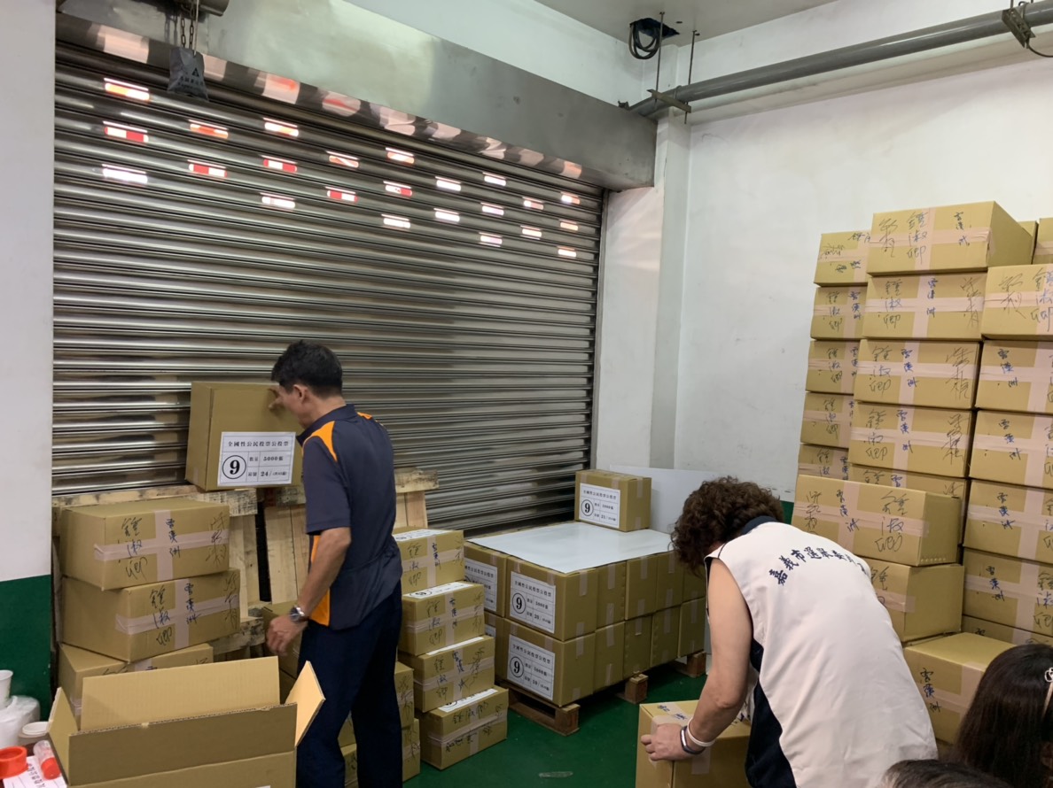 選票印好後裝入一盒盒的箱子裏,選務人員清點並做記號。 圖:嘉義市選委會/提供 選票印好後裝入一盒盒的箱子裏,選務人員清點並做記號。 圖:嘉義市選委會/提供
