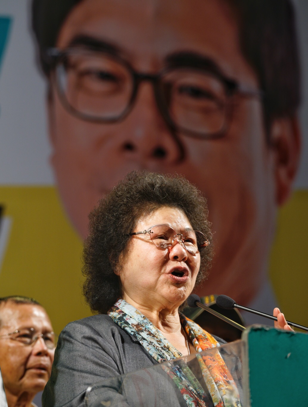 民進黨高雄市長候選人陳其邁今(15日)晚在林園鳳芸宮舉辦【林園人站出來 挺高雄!挺其邁!】造勢晚會。陳菊為陳其邁站台。 圖:張良一/攝 民進黨高雄市長候選人陳其邁今(15日)晚在林園鳳芸宮舉辦【林園人站出來 挺高雄!挺其邁!】造勢晚會。陳菊為陳其邁站台。 圖:張良一/攝