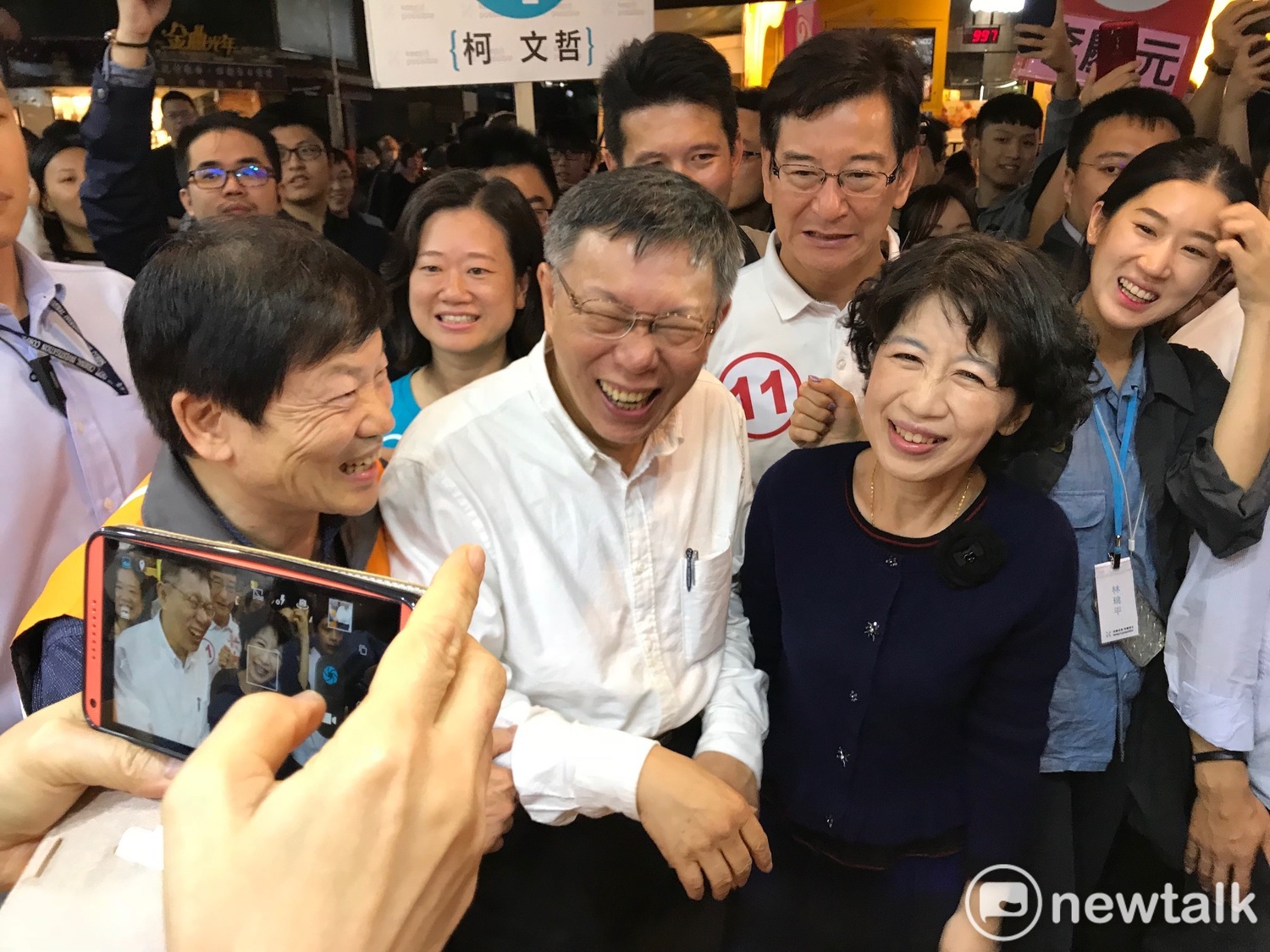 台北市長柯文哲今日由夫人陳佩琪陪同下前往永康商圈掃街。議員李慶元、議員候選人王致雅、張凱鈞也都全程黏緊緊。 圖 : 周煊惠 / 攝 台北市長柯文哲今日由夫人陳佩琪陪同下前往永康商圈掃街。議員李慶元、議員候選人王致雅、張凱鈞也都全程黏緊緊。 圖 : 周煊惠 / 攝