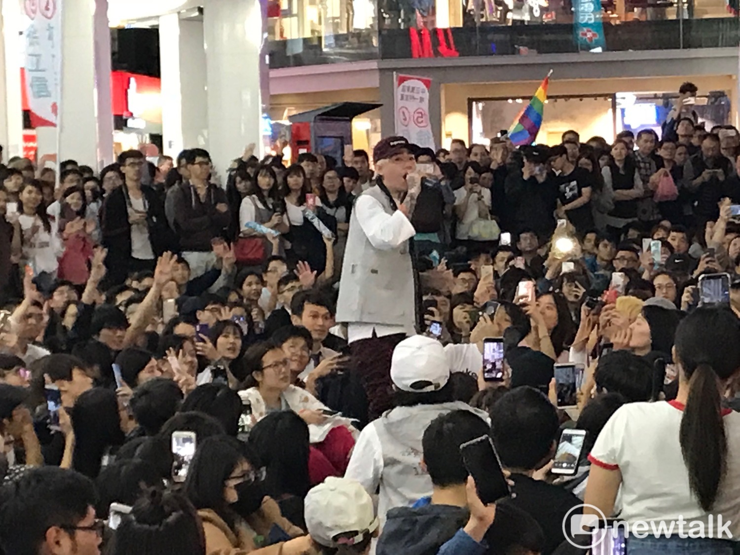 歌手謝和弦在行動競選總部西門場獻唱。 圖 : 周煊惠 / 攝 歌手謝和弦在行動競選總部西門場獻唱。 圖 : 周煊惠 / 攝