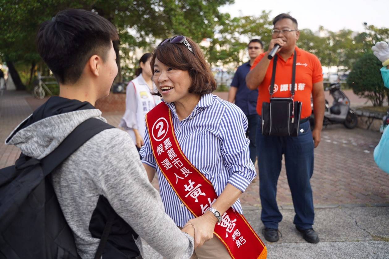 黃敏惠拜票時展現十足親和力。 圖:黃敏惠競選團隊/提供 黃敏惠拜票時展現十足親和力。 圖:黃敏惠競選團隊/提供