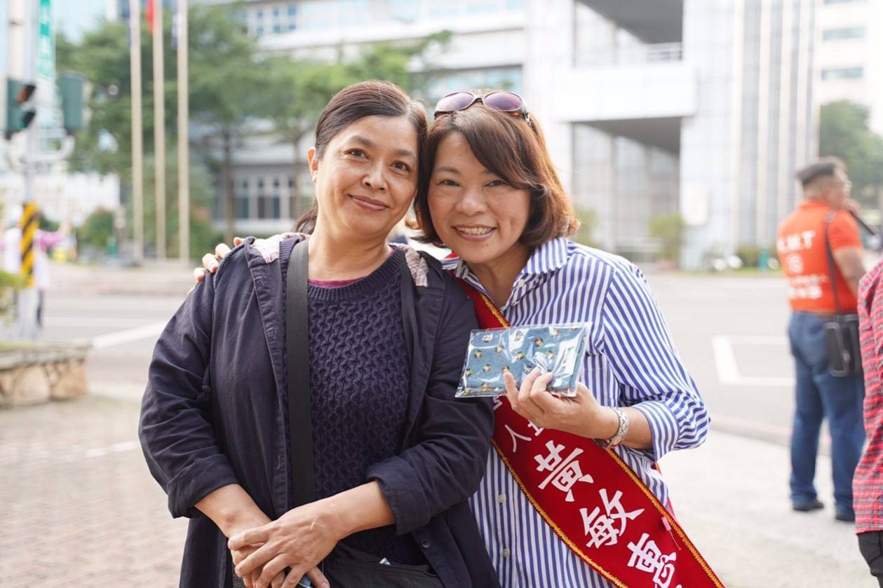 黃敏惠拜票時展現十足親和力。 圖:黃敏惠競選團隊/提供 黃敏惠拜票時展現十足親和力。 圖:黃敏惠競選團隊/提供