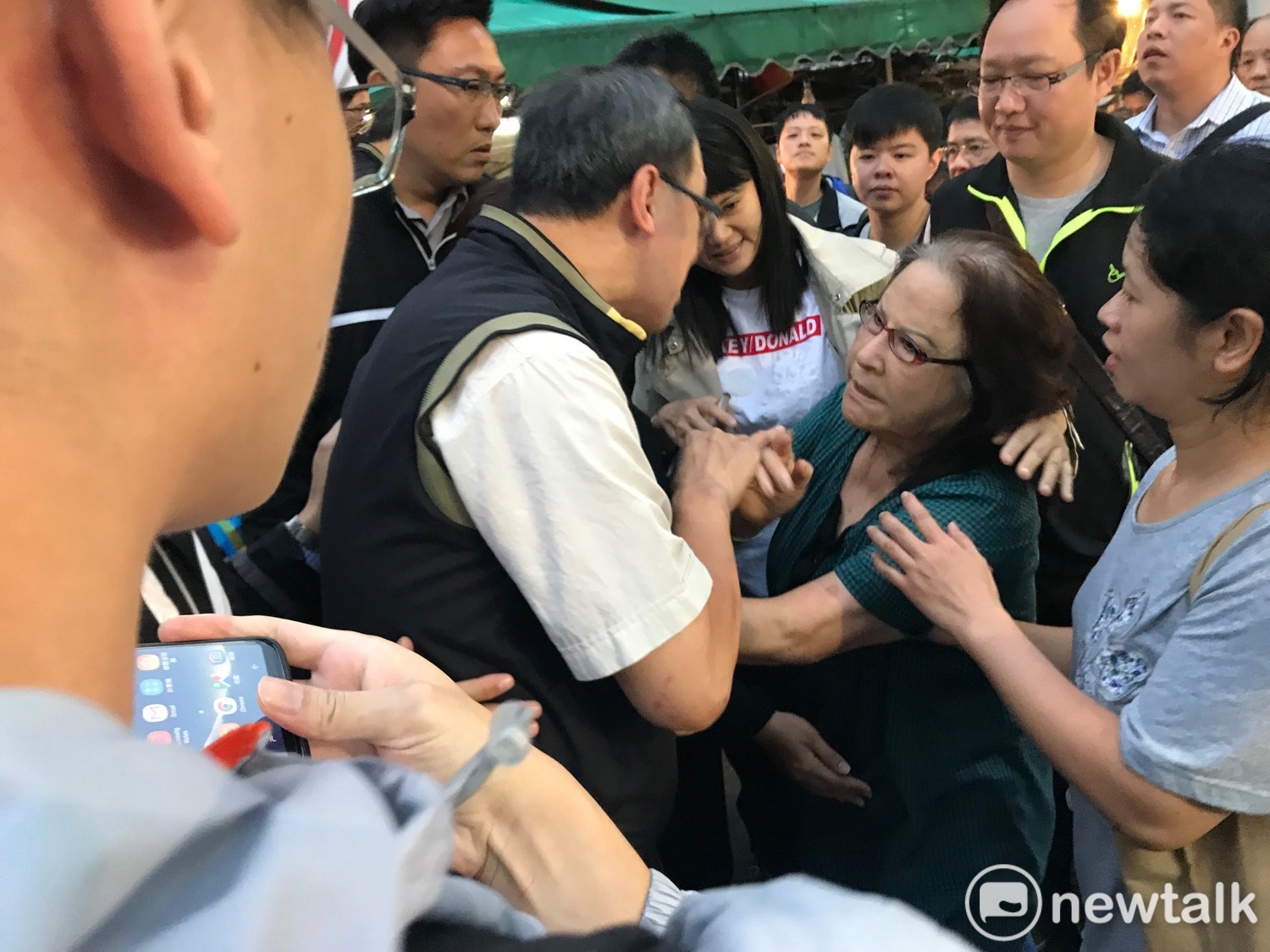 台北市長柯文哲今傍晚赴虎林黃昏市場掃街,仍遇到不滿重陽敬老金被砍的長者抗議。 圖 : 周煊惠 / 攝 台北市長柯文哲今傍晚赴虎林黃昏市場掃街,仍遇到不滿重陽敬老金被砍的長者抗議。 圖 : 周煊惠 / 攝