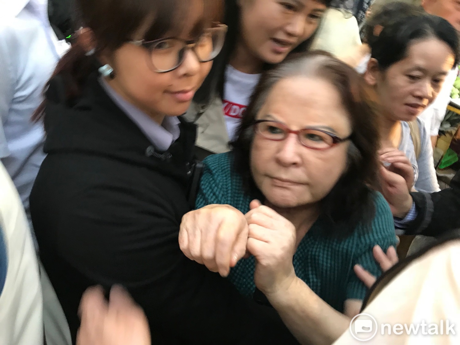 婦人嗆聲柯文哲「下台」。 圖 : 周煊惠 / 攝 婦人嗆聲柯文哲「下台」。 圖 : 周煊惠 / 攝