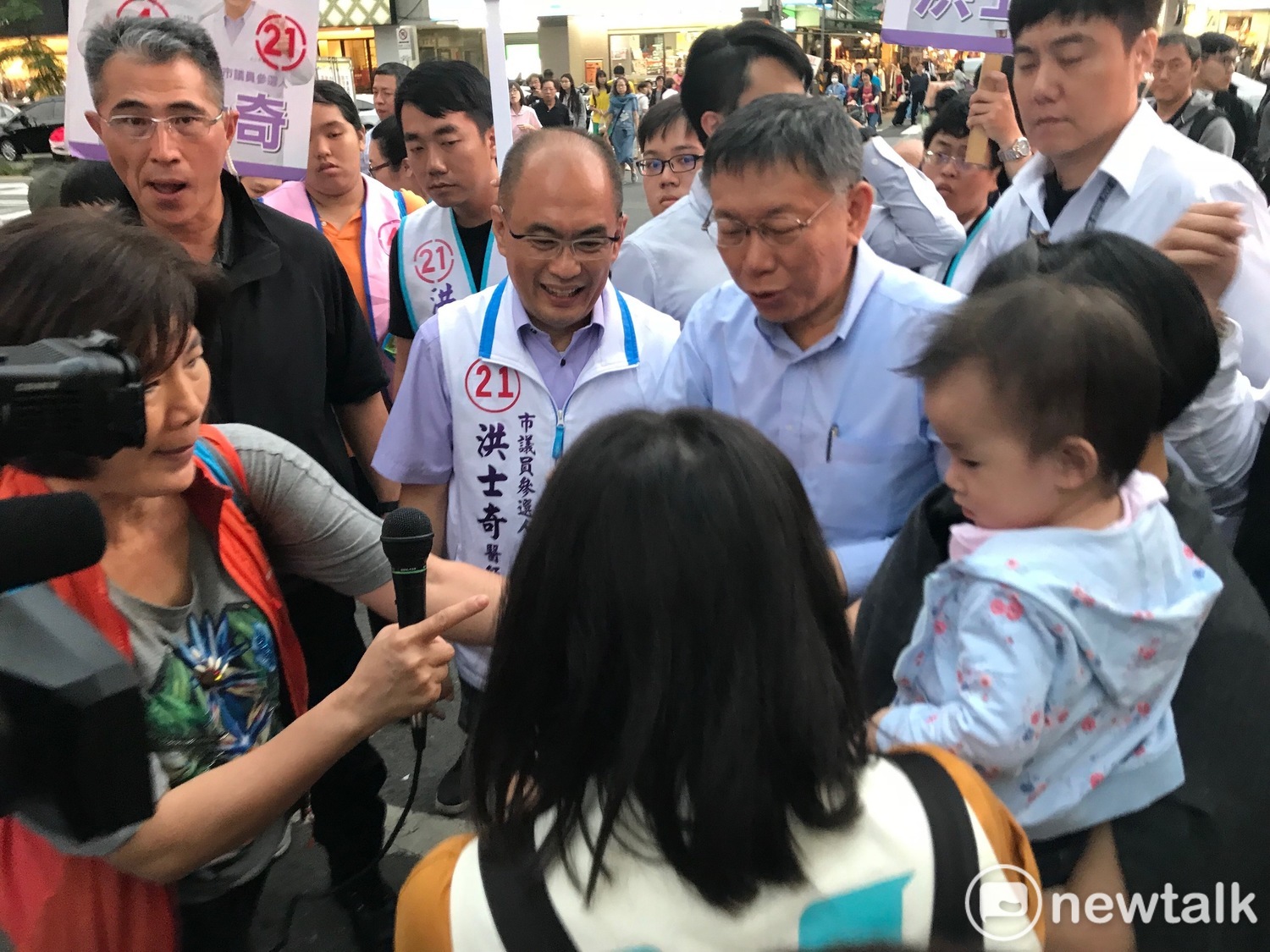 台北市長柯文哲今日與親民黨議員候選人洪士奇合體掃街拜票。 圖 : 周煊惠 / 攝 台北市長柯文哲今日與親民黨議員候選人洪士奇合體掃街拜票。 圖 : 周煊惠 / 攝