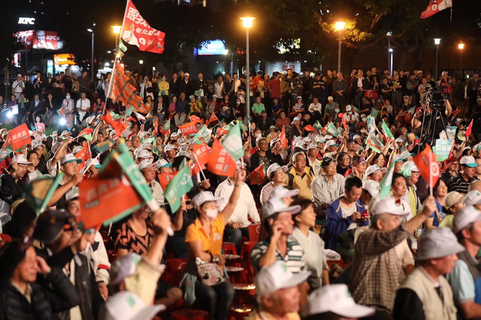 首場造勢晚會選在淡水捷運站後方廣場,湧進三千多位的支持者。 圖:蘇貞昌競選辦公室/提供 首場造勢晚會選在淡水捷運站後方廣場,湧進三千多位的支持者。 圖:蘇貞昌競選辦公室/提供