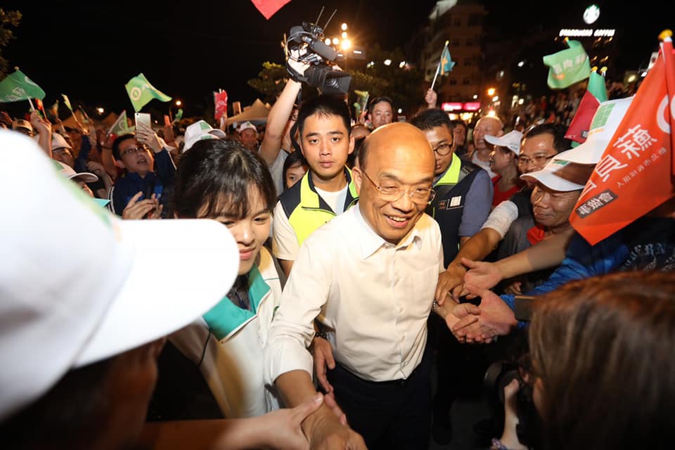 蘇貞昌在現場民眾熱情簇擁下進場。 圖:蘇貞昌競選辦公室/提供 蘇貞昌在現場民眾熱情簇擁下進場。 圖:蘇貞昌競選辦公室/提供