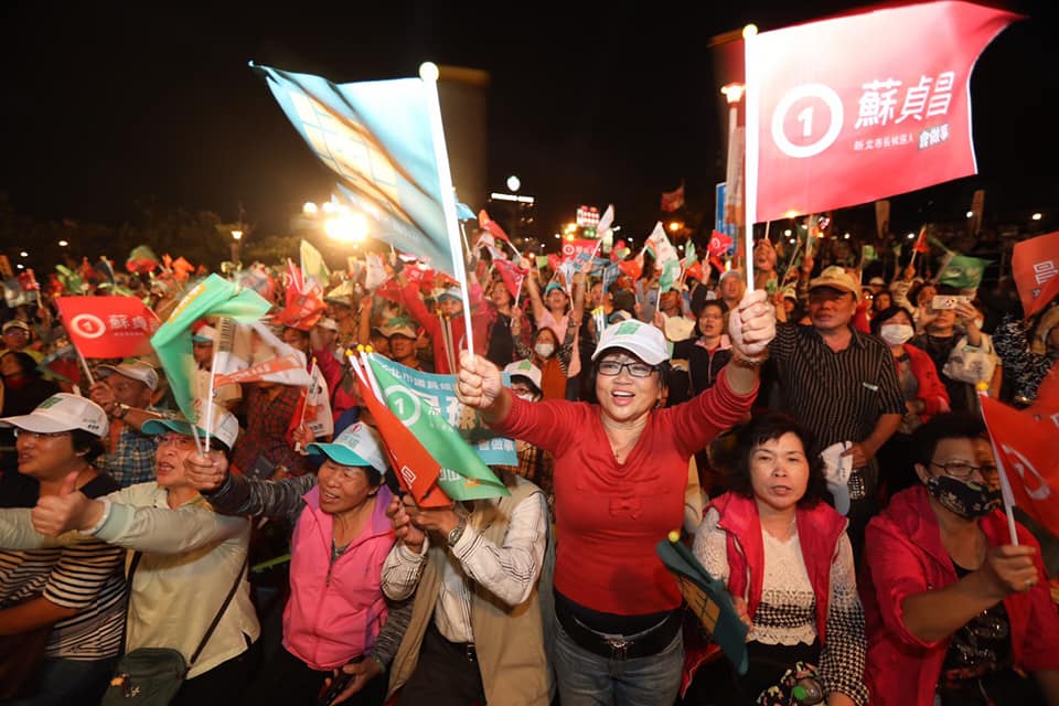 民眾熱情揮舞蘇貞昌競選旗子。 圖:蘇貞昌競選辦公室/提供 民眾熱情揮舞蘇貞昌競選旗子。 圖:蘇貞昌競選辦公室/提供