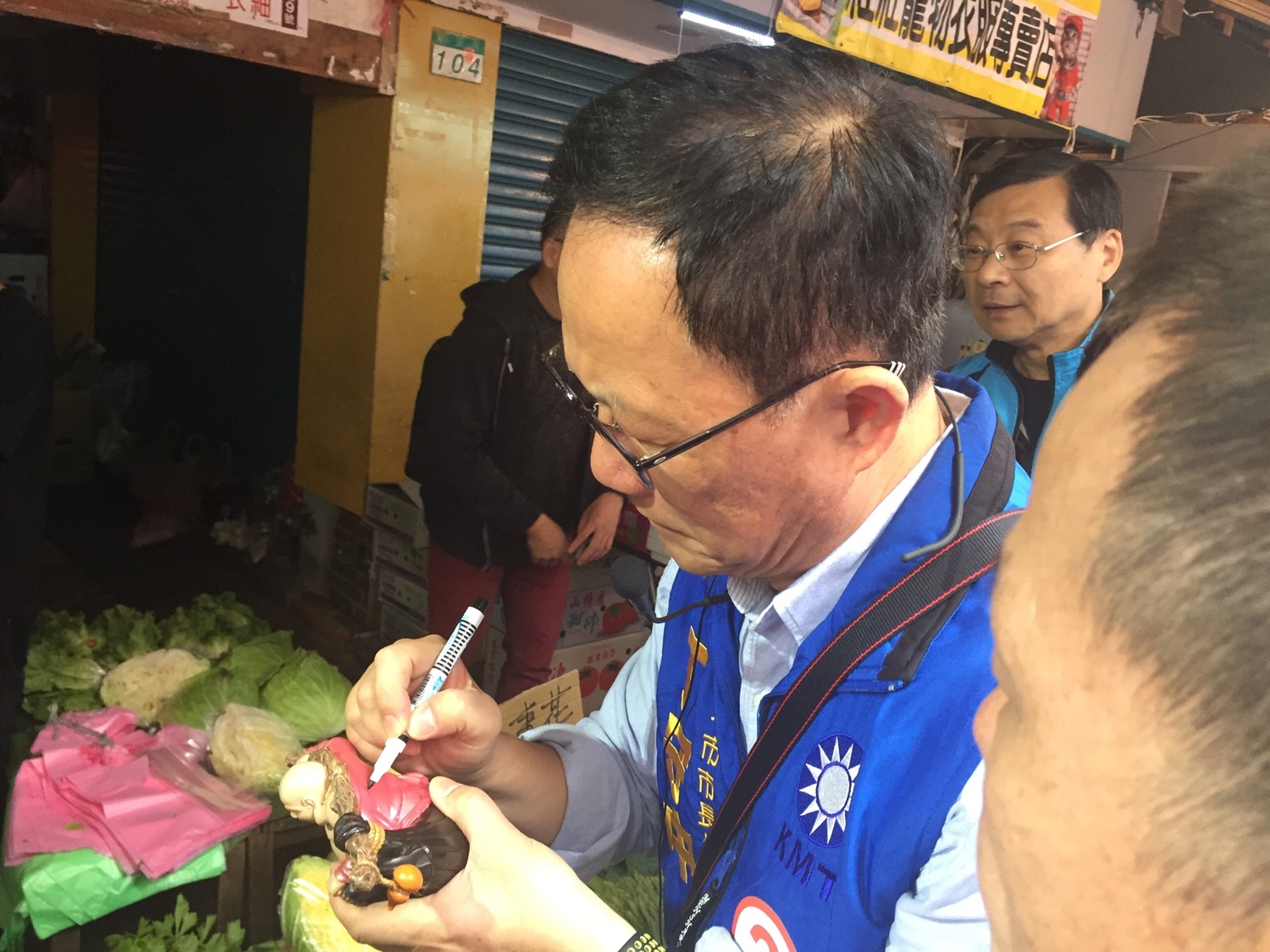 有民眾拿出玩偶要丁守中簽名留念。 圖:趙婉淳/攝 有民眾拿出玩偶要丁守中簽名留念。 圖:趙婉淳/攝