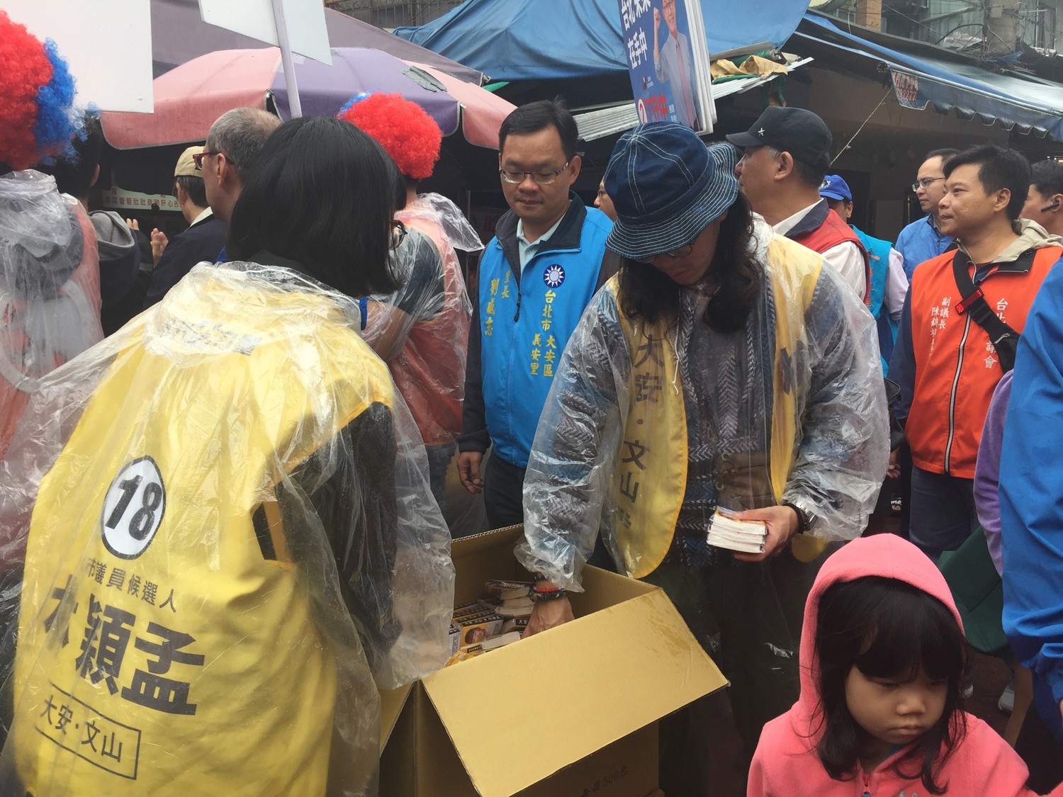 時代力量議員候選人林穎孟幕僚也在市場內發送衛生紙文宣品,丁經過時並未有停留片刻。 圖:趙婉淳/攝 時代力量議員候選人林穎孟幕僚也在市場內發送衛生紙文宣品,丁經過時並未有停留片刻。 圖:趙婉淳/攝