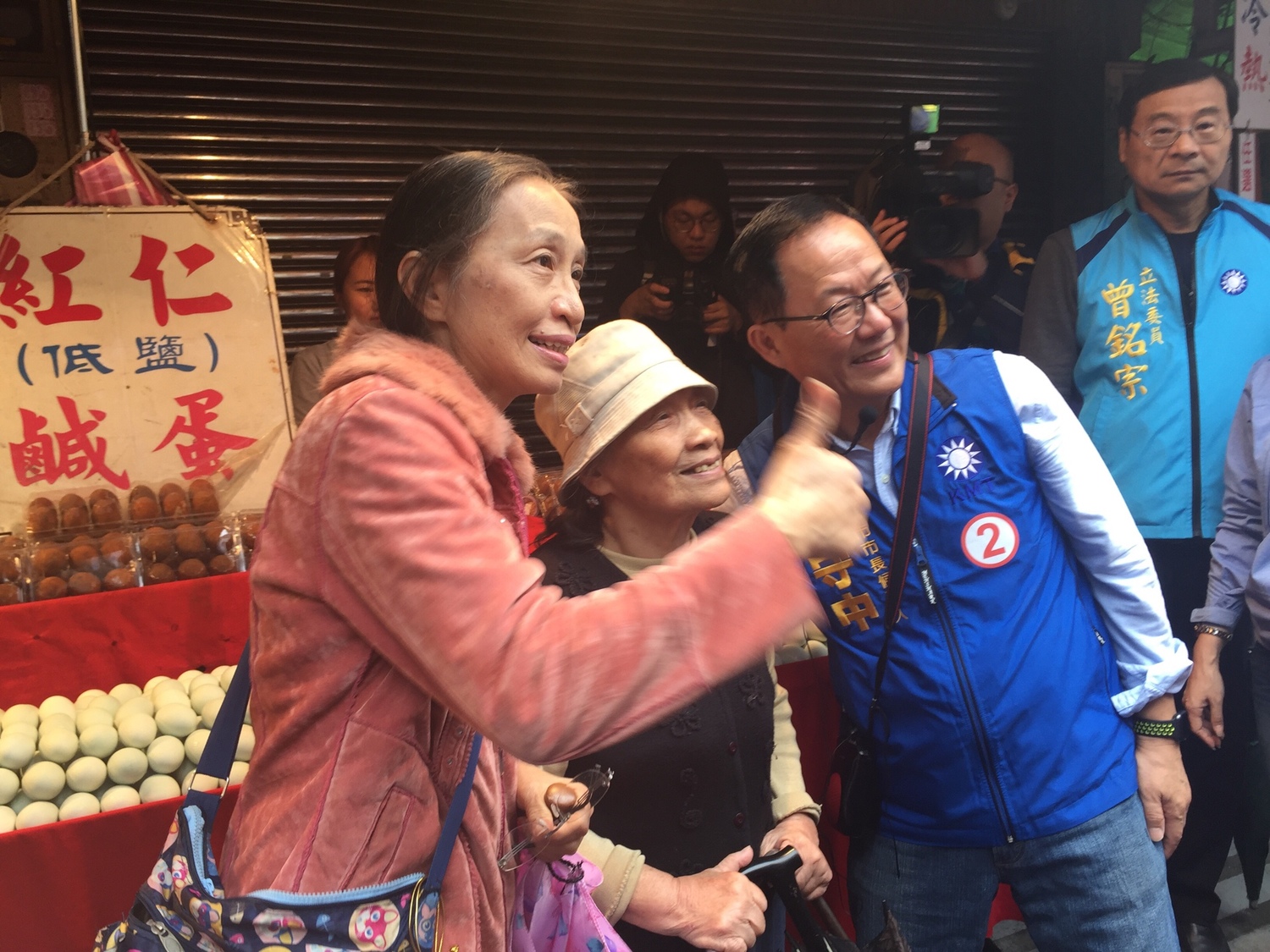 支持者紛紛要求和丁守中合影留念。 圖:趙婉淳/攝 支持者紛紛要求和丁守中合影留念。 圖:趙婉淳/攝