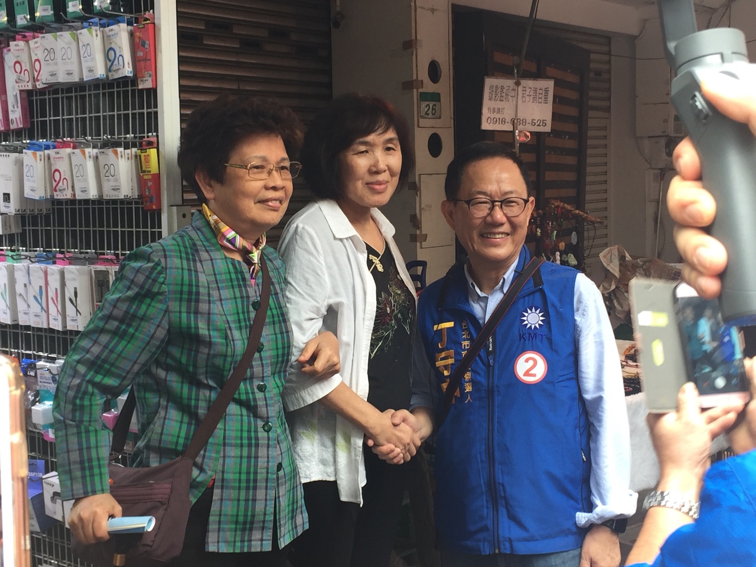 此次掃街拜票熱絡不少,許多民眾爭相合影。 圖:趙婉淳/攝 此次掃街拜票熱絡不少,許多民眾爭相合影。 圖:趙婉淳/攝