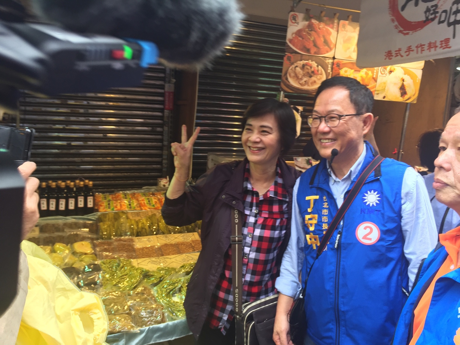 面對民眾要求合影,丁守中都停下腳步一起拍照。 圖:趙婉淳/攝 面對民眾要求合影,丁守中都停下腳步一起拍照。 圖:趙婉淳/攝