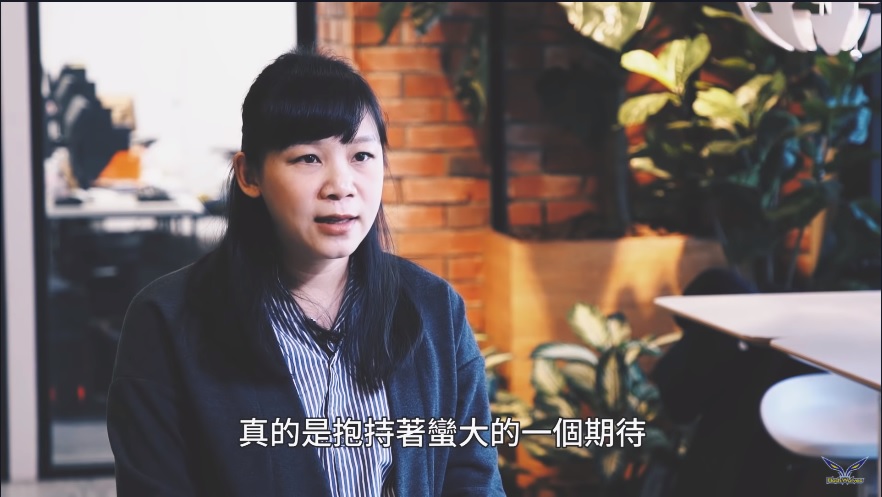 閃電狼領隊小畢姐以訪談形式回顧2018。 圖:翻攝Youtube 閃電狼領隊小畢姐以訪談形式回顧2018。 圖:翻攝Youtube