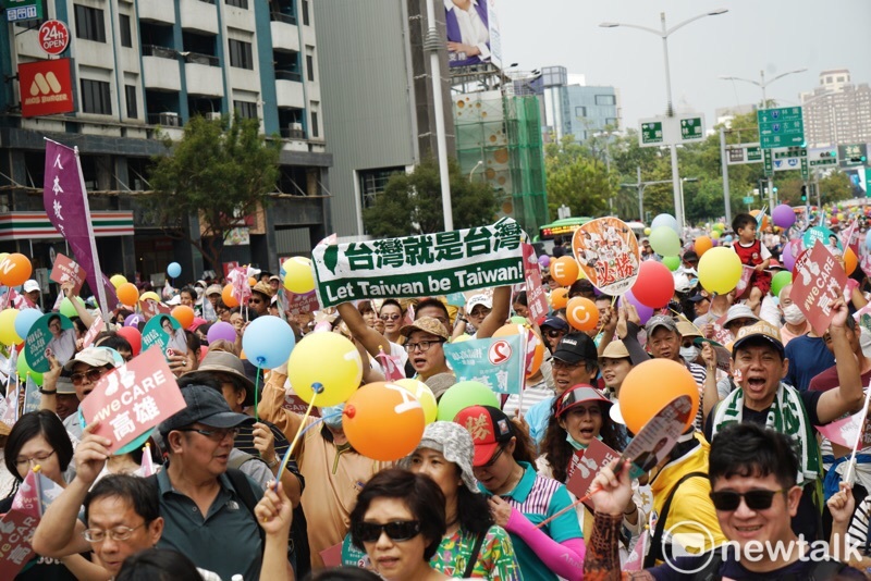 高雄WeCare氣球大遊行,現場人潮洶湧,主辦單位表示已突破五萬人。 圖:張良一/攝 高雄WeCare氣球大遊行,現場人潮洶湧,主辦單位表示已突破五萬人。 圖:張良一/攝