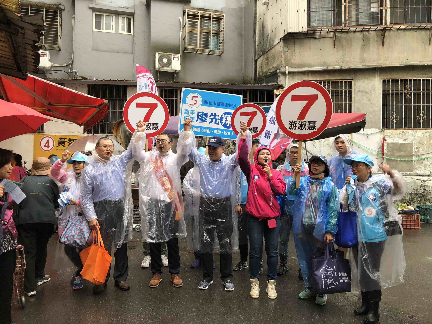 郝龍斌今早扮母雞,陪子弟兵游淑慧跨區的汐止力行市長,與廖正良、廖先翔父子拜票。 圖:廖先翔提供 郝龍斌今早扮母雞,陪子弟兵游淑慧跨區的汐止力行市長,與廖正良、廖先翔父子拜票。 圖:廖先翔提供