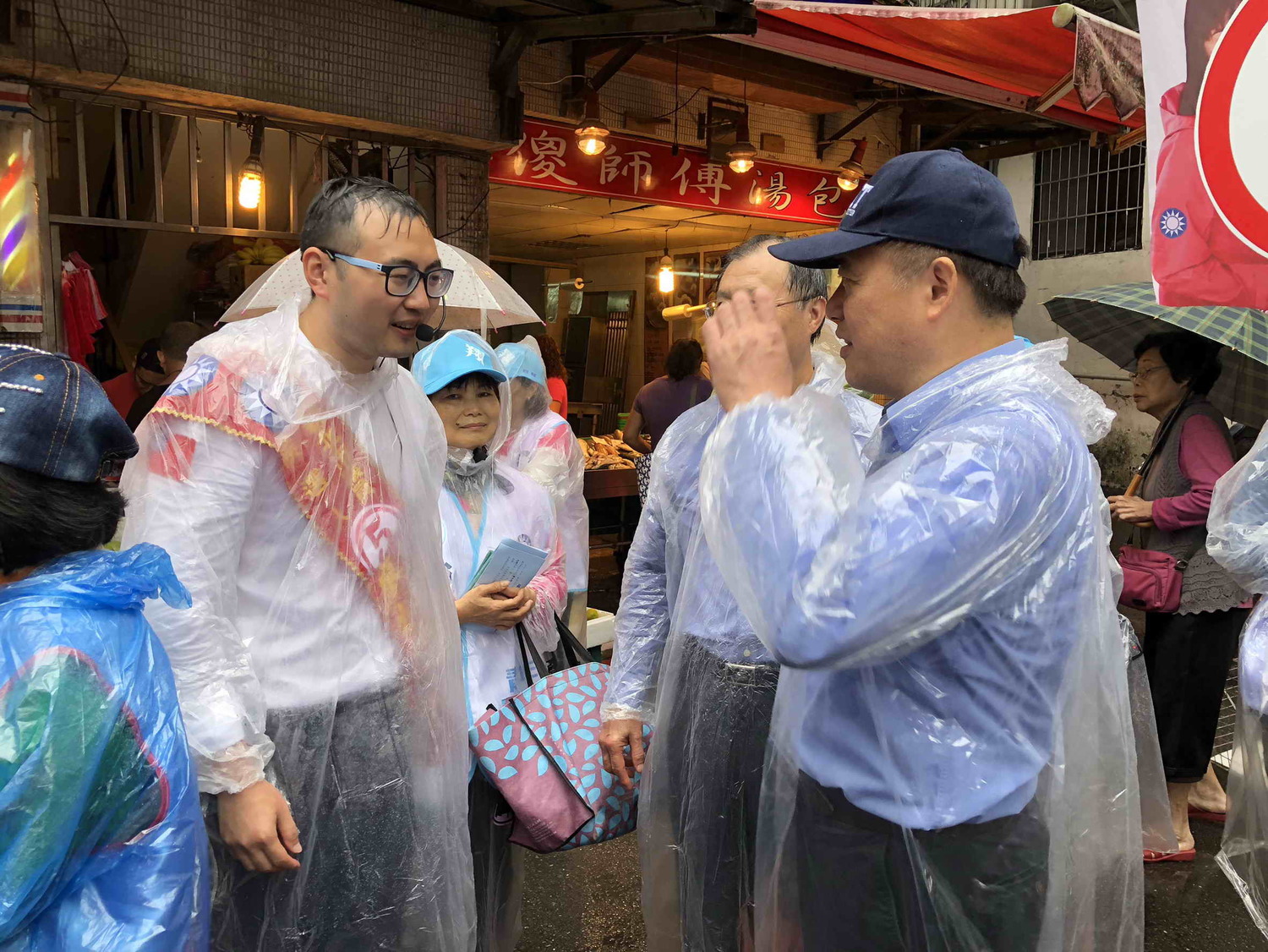 廖先翔今早顧不得頭髮都黏在額頭上,在市場努力拜票。 圖:廖先翔提供 廖先翔今早顧不得頭髮都黏在額頭上,在市場努力拜票。 圖:廖先翔提供