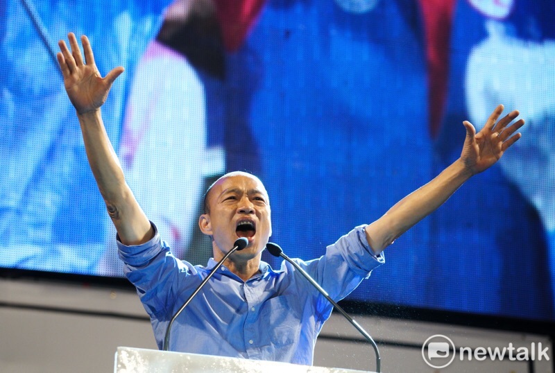 韓國瑜今晚的選前之夜將在高雄市夢時代旁台糖物流園區廣場舉行,從晚間7時到10時,預計可以擠進15萬人。 圖:張良一/攝(資料照片) 韓國瑜今晚的選前之夜將在高雄市夢時代旁台糖物流園區廣場舉行,從晚間7時到10時,預計可以擠進15萬人。 圖:張良一/攝(資料照片)