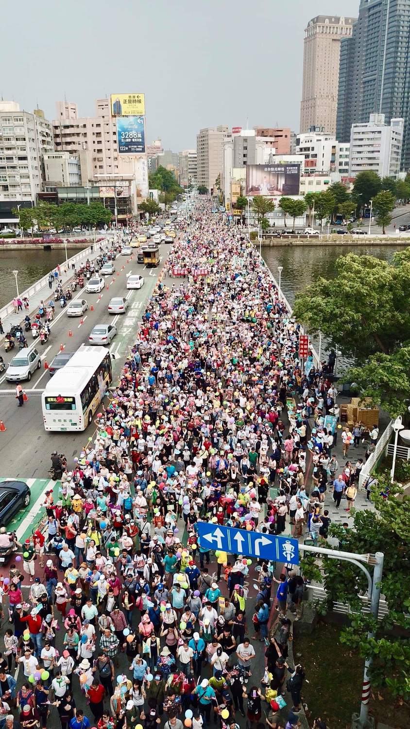 一個由民間團體發起的「we care大氣球遊行」,17日下午2點從高雄文化中心出發,挑戰長達5公里多的遊行路線,許多藝文團體使出渾身解數,發揮創意,沿路吸引民眾目光與手機搶拍,彷如嘉年華會般的熱鬧滾滾,攜家帶眷的參與群眾,個個充滿歡樂笑容,很難想像這個遊行的本質,其實是示威遊行。 圖:陳其邁競選辦公室/提供 一個由民間團體發起的「we care大氣球遊行」,17日下午2點從高雄文化中心出發,挑戰長達5公里多的遊行路線,許多藝文團體使出渾身解數,發揮創意,沿路吸引民眾目光與手機搶拍,彷如嘉年華會般的熱鬧滾滾,攜家帶眷的參與群眾,個個充滿歡樂笑容,很難想像這個遊行的本質,其實是示威遊行。 圖:陳其邁競選辦公室/提供